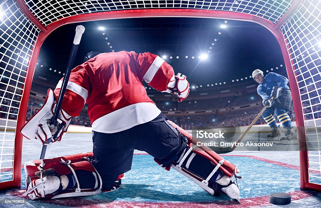 Jugador de Hockey sobre hielo de puntuación - Foto de stock de Accesorio de cabeza libre de derechos