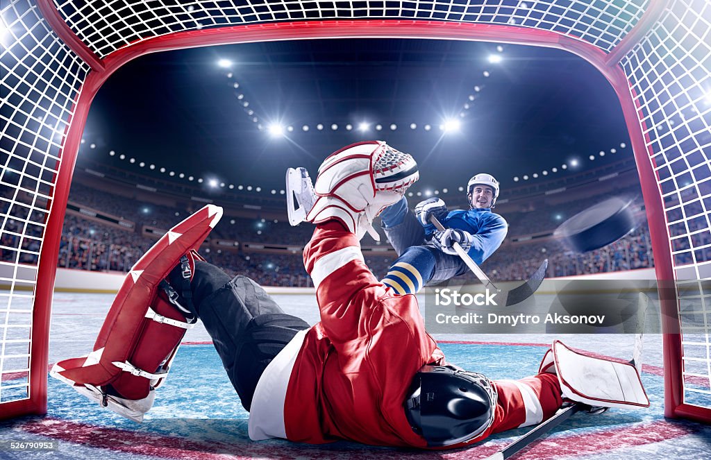 Jugador de Hockey sobre hielo de puntuación - Foto de stock de Disco de hockey libre de derechos