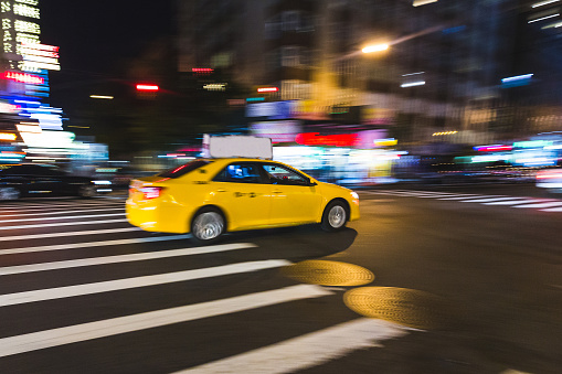 Fast Taxy corriendo en la calle photo