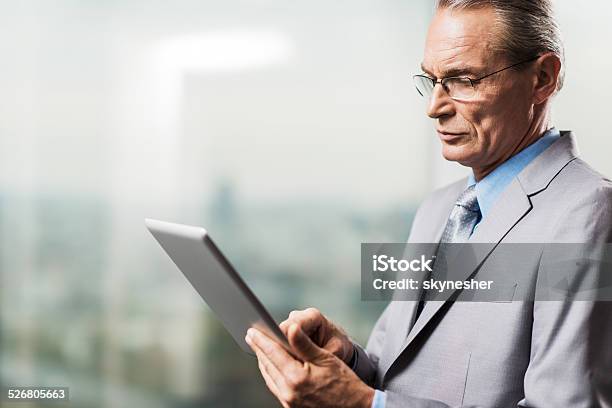 Geschäftsmann Mit Digitalen Tablet Stockfoto und mehr Bilder von Aktiver Senior - Aktiver Senior, Alter Erwachsener, Arbeitende Rentner