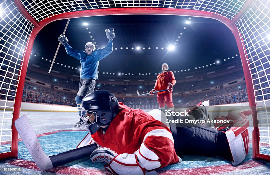 Jugador de Hockey sobre hielo de puntuación - Foto de stock de Accesorio de cabeza libre de derechos