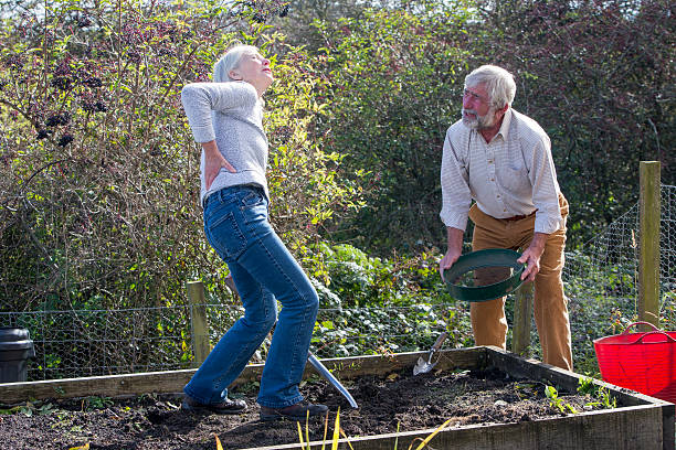 accidente de jardinería - gardening senior adult action couple fotografías e imágenes de stock