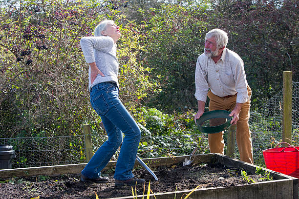 jardinagem acidente - gardening senior adult action couple imagens e fotografias de stock