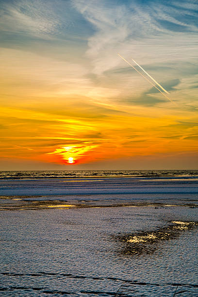 schönen sonnenuntergang am abend - vapor trail sky night sunset stock-fotos und bilder