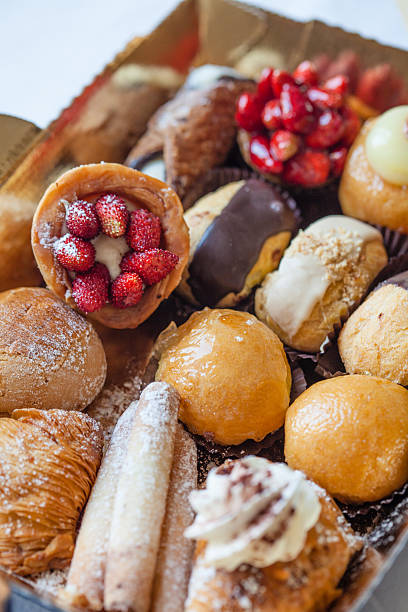 placa de pastelería italiano - dessert buffet italian culture food fotografías e imágenes de stock