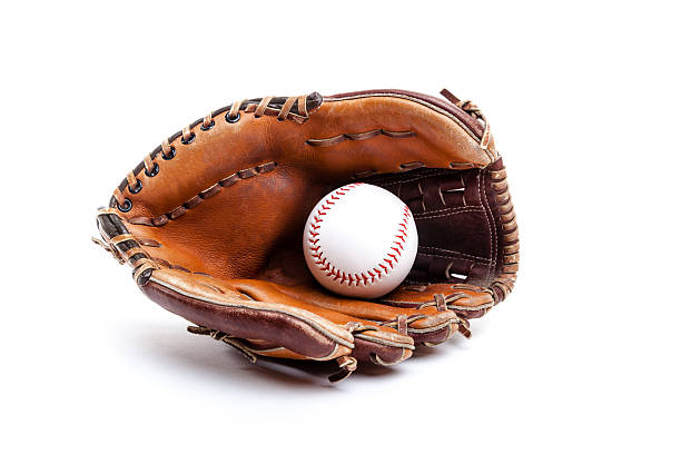 béisbol o softbol guante de cuero con bola aislado sobre blanco - guante deportivo fotografías e imágenes de stock