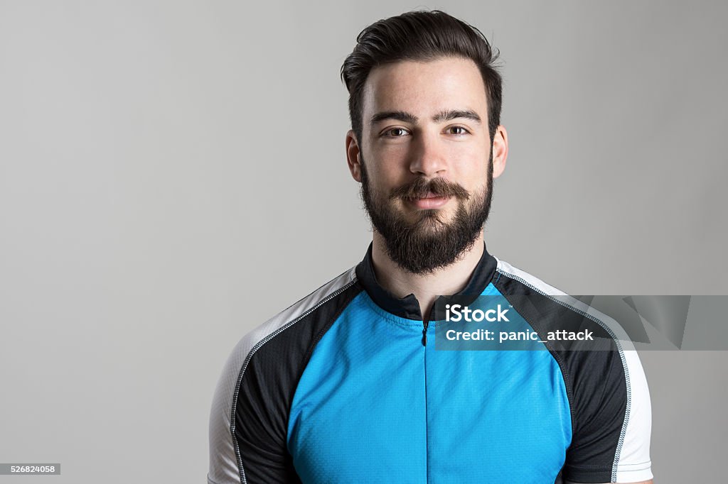 Vista frontal Retrato de feliz usando una camiseta ciclista en bicicleta jersey - Foto de stock de Retrato libre de derechos