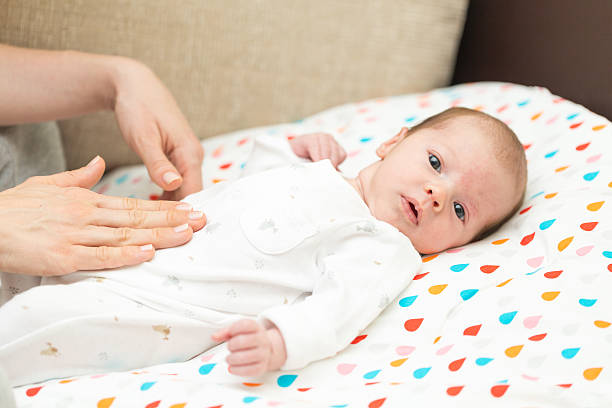 bebê recém-nascido coberto em branco na sua postura de - colic imagens e fotografias de stock