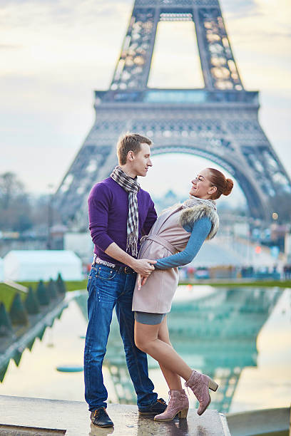 romantisches paar nahe dem eiffelturm in paris, frankreich - paris france eiffel tower love kissing stock-fotos und bilder