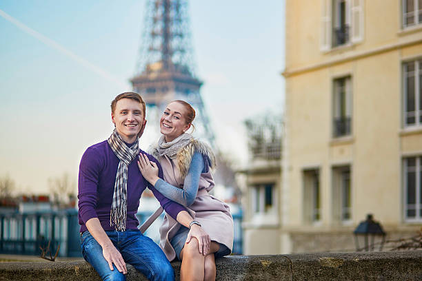 romantisches paar nahe dem eiffelturm in paris, frankreich - paris france eiffel tower love kissing stock-fotos und bilder