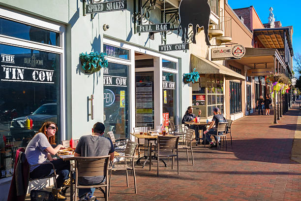 as pessoas têm de comida no restaurante terraço estação do centro da cidade de florida de pensacola - pensacola imagens e fotografias de stock