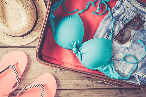 mala aberta com praia ou roupas de verão - beach suitcase vacations summer - fotografias e filmes do acervo