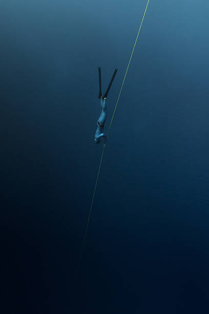mergulhador livre - boia equipamento de desporto aquático - fotografias e filmes do acervo