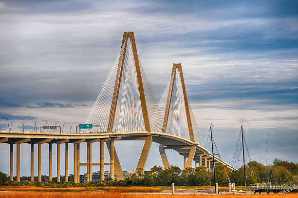 el arthur ravenel jr.  puente que conecta al monte charleston - arthur ravenel fotografías e imágenes de stock