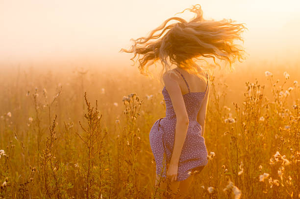 piękna dziewczyna taniec w mgły - hair flower zdjęcia i obrazy z banku zdjęć