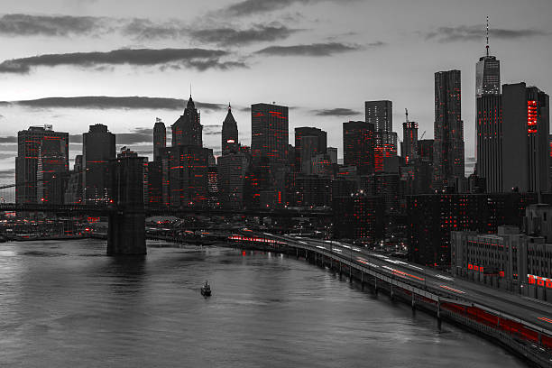 new york lumières rouges en noir et blanc - new york state new york city color image photography photos et images de collection