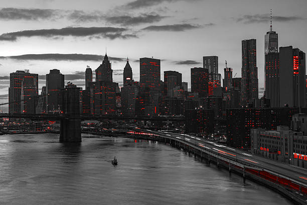 cidade de nova iorque luzes vermelhas a preto e branco - new york city city night cityscape imagens e fotografias de stock