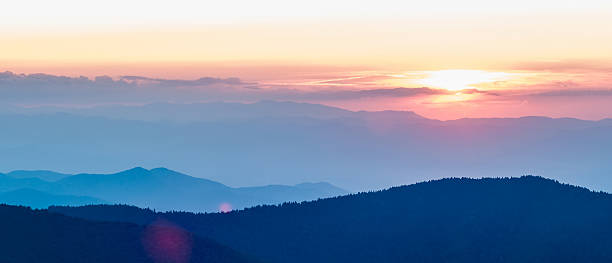 nice pôr do sol sobre as montanhas ou carolina do norte - blue ridge mountains mountain range mountain north carolina - fotografias e filmes do acervo