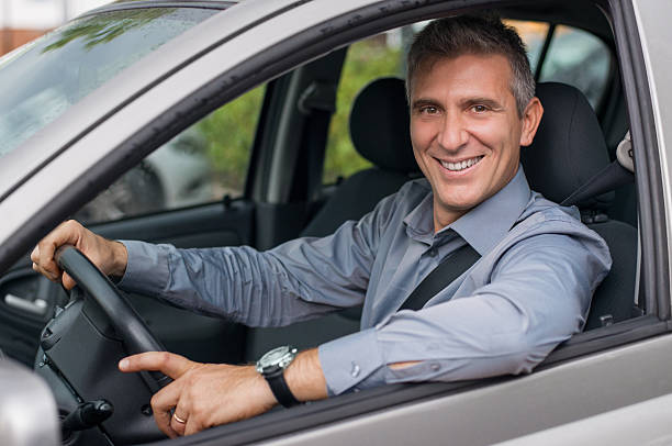 なビジネスマン駆動車 - businessman checking the time men male ストックフォトと画像