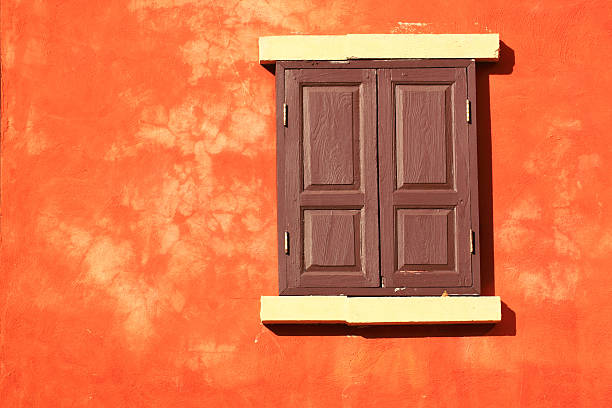 Ventana de madera sobre fondo naranja pared - foto de stock