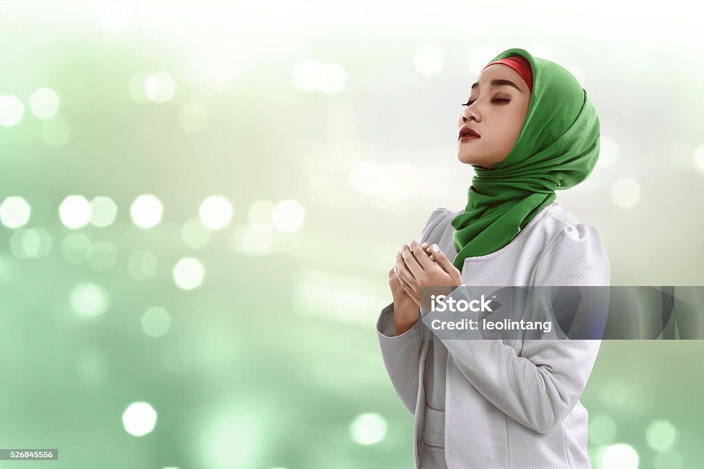 Asiatica donna musulmana pregare - Foto stock royalty-free di Abbigliamento modesto