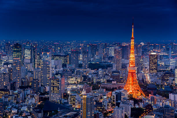 tokyo tower bei nacht - japan tokyo tower tokyo prefecture tower stock-fotos und bilder