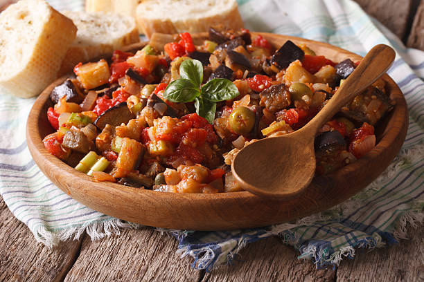 sizilianische caponata mit auberginen-nahaufnahme auf einem teller. horizontale - caper sauce stock-fotos und bilder