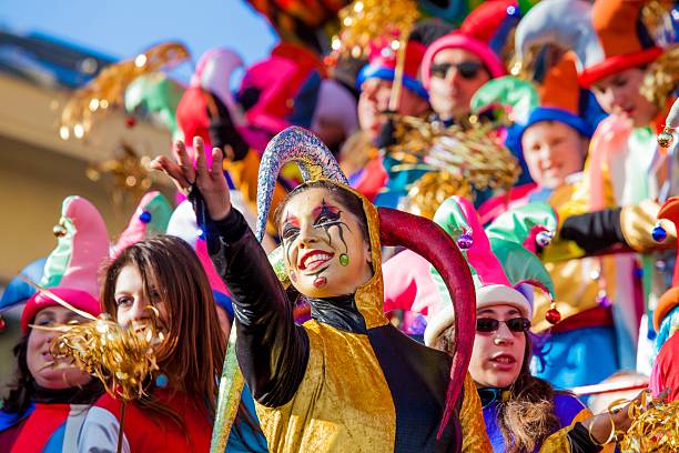 karneval in viareggio - pferdekarre stock-fotos und bilder