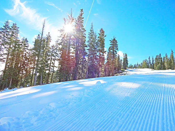cuidado neve fresca - ski track - fotografias e filmes do acervo