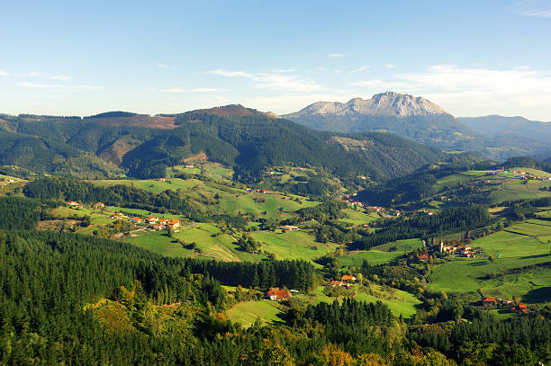 aramaio valley con udalaitz a las montañas - comunidad autónoma del país vasco fotografías e imágenes de stock