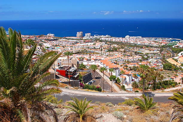 playa de las americas em tenerife, ilhas canárias, espanha - playa de las américas imagens e fotografias de stock