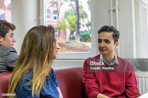 Estudiantes Turcos Disfrutar De Su Descanso La Escuela Secundaria La Universidad Istanbul Foto de stock y más banco de imágenes de Actividad de fin de semana