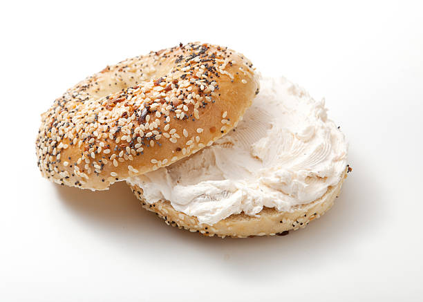 pãozinho em forma de anel, com queijo creme - cream cheese imagens e fotografias de stock