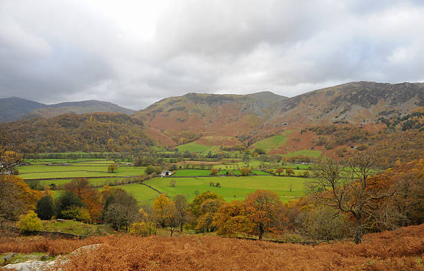 vista à volta watendlath na região dos lagos inglesa parque nacional - watendlath imagens e fotografias de stock