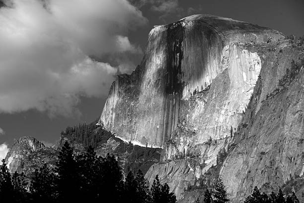 nuvens na metade domeyosemite parque nacional, eua, de maio de 2010 - merced county imagens e fotografias de stock