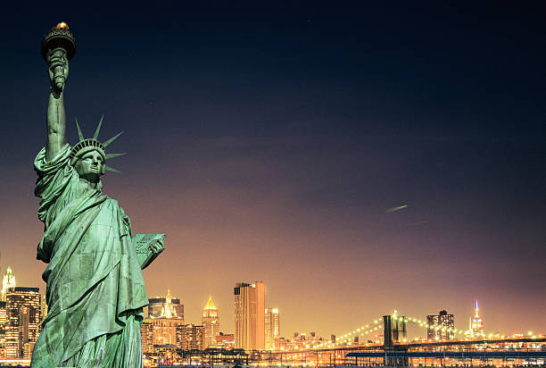 estatua de la libertad y la ciudad de nueva york - statue of liberty new york city statue usa fotografías e imágenes de stock