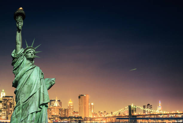 estátua da liberdade e o horizonte da cidade de nova york - statue of liberty new york city statue usa - fotografias e filmes do acervo