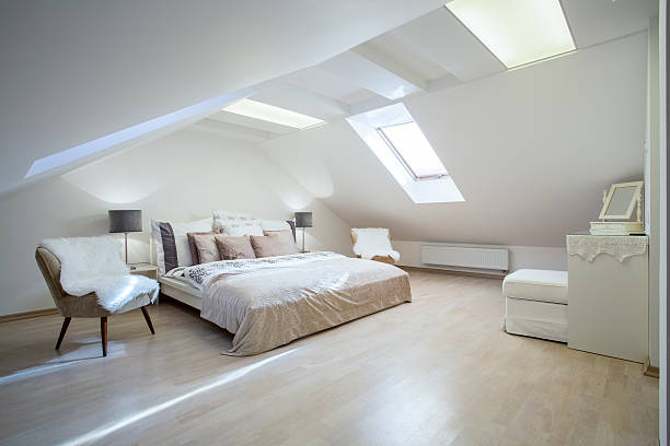 ダブルベッド付きの数多くのクッション - apartment architecture bed bedding ストックフォトと画像