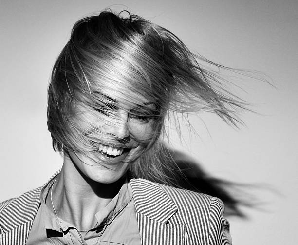 funky, exposto pelo vento, moda. - hairstyle black and white women fashion imagens e fotografias de stock