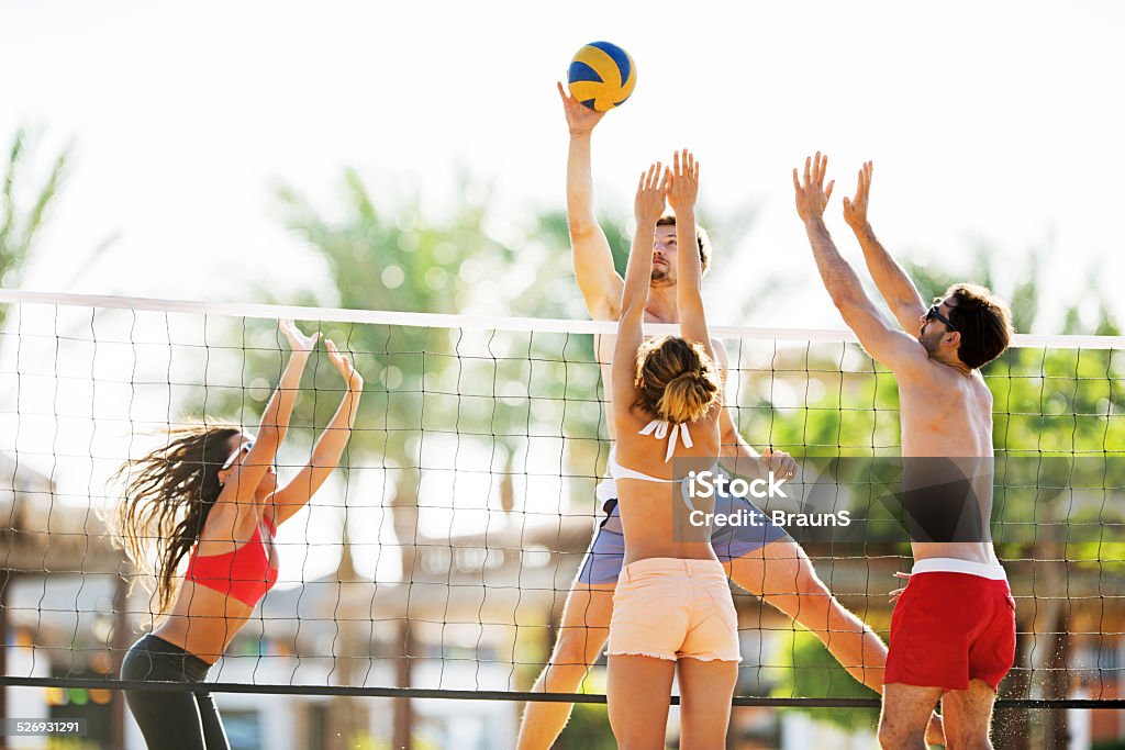 Jugar al voleibol de playa. - Foto de stock de Vóleibol de playa libre de derechos