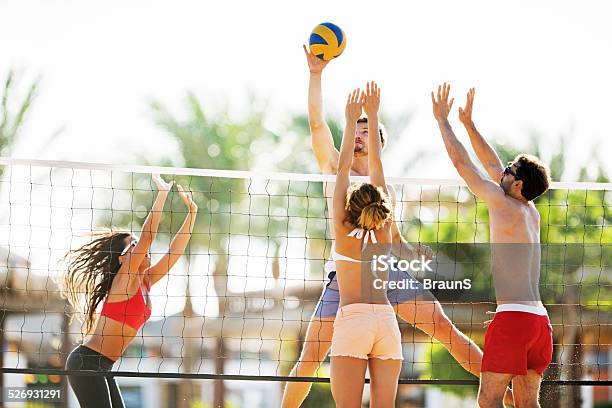 Jugar Al Voleibol De Playa Foto de stock y más banco de imágenes de Vóleibol de playa - Vóleibol de playa, Grupo de personas, Adulto
