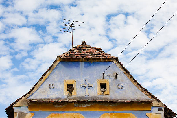 telhado de casa típica saxão transsylvania roménia - transsylvania imagens e fotografias de stock
