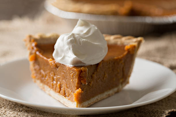 kawałek ciasto z dynią z kremem - pie pumpkin pie pumpkin portion zdjęcia i obrazy z banku zdjęć