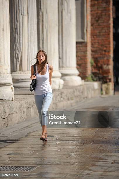 Hermosa Joven Mujer Caminando Foto de stock y más banco de imágenes de Aire libre - Aire libre, Ciudad, Gente tranquila