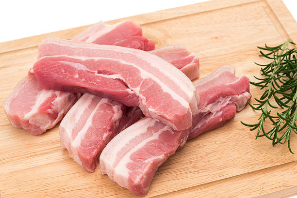 schweinefleisch-scheiben - raw bacon stock-fotos und bilder