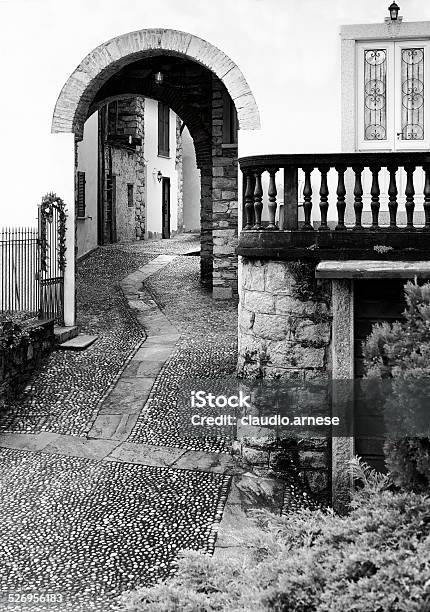 Old Street Bianco E Nero - Fotografie stock e altre immagini di Ambientazione esterna - Ambientazione esterna, Balcone, Bianco e nero