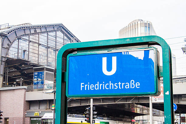 sinal de railstation friedrichstrasse - lensbaby - fotografias e filmes do acervo