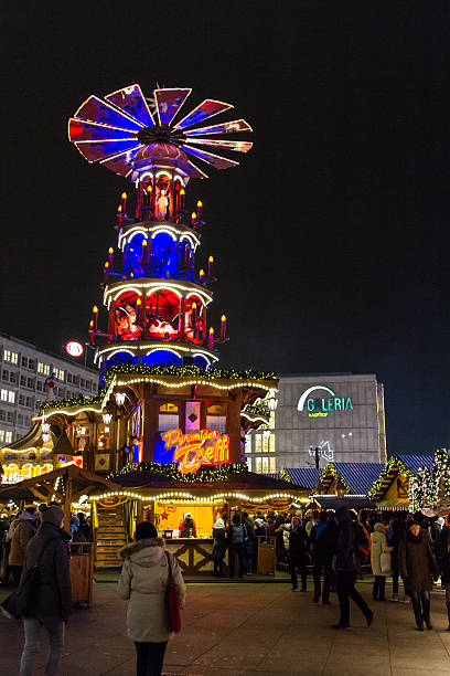 クリスマスマーケットに乗り換えのドイツのベルリン - berlin germany gendarmenmarkt schauspielhaus germany ストックフォトと画像