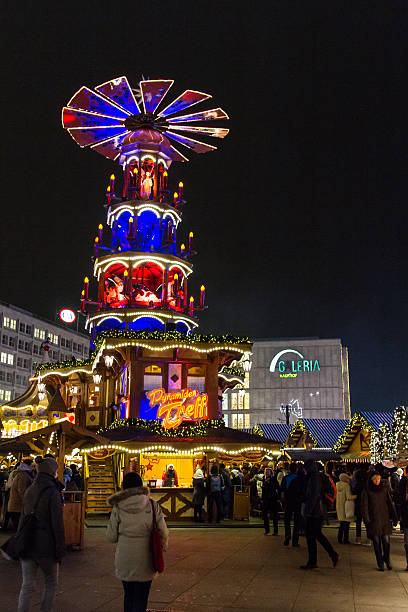 рождественский рынок в берлин александерплатц в германии - berlin germany gendarmenmarkt schauspielhaus germany стоковые фото и изображения