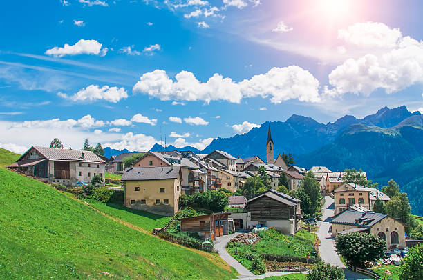 villaggio di guarda, svizzera - engadine foto e immagini stock